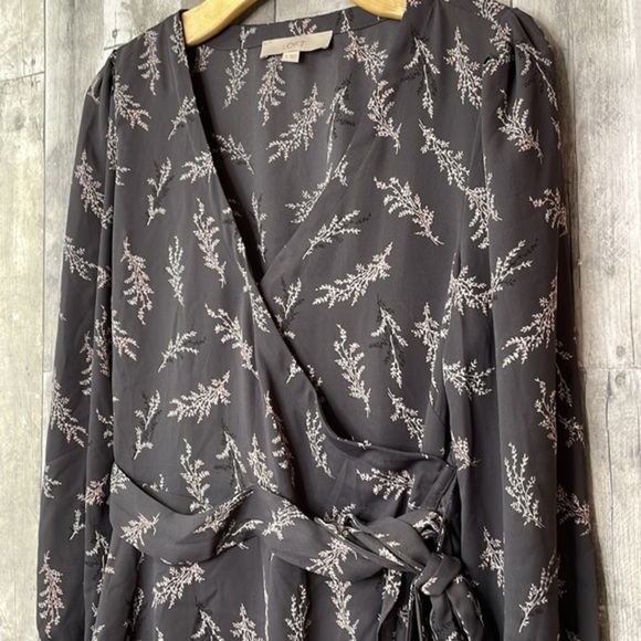 LOFT grey floral print wrap blouse. V-neck. Lightweight. Small. Excellent cond - Picture 4 of 11